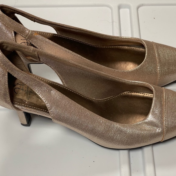Life Stride Elegant Gold Metallic Women's Shoes, Size 8 - Picture 1 of 4